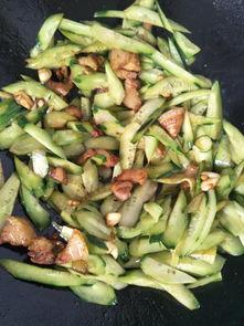 喜欢吃瓜的人吃虾